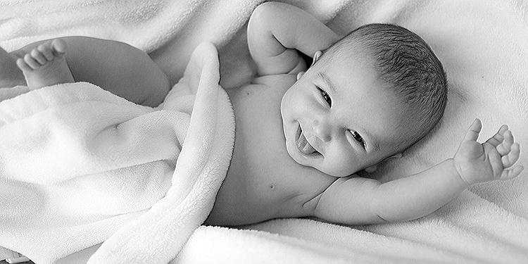 Babyschlaf auf Reisen – Reisebett oder Luftmatratze?