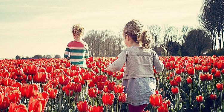 Kinder richtig anziehen im Frühling: Nicht zu kalt und nicht zu warm