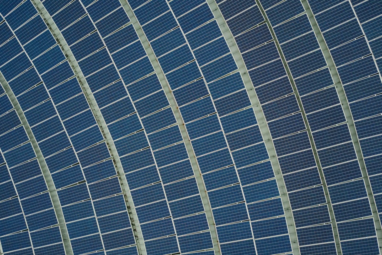 Wie man den Balkonplatz mit einer Solaranlageninstallation maximiert
