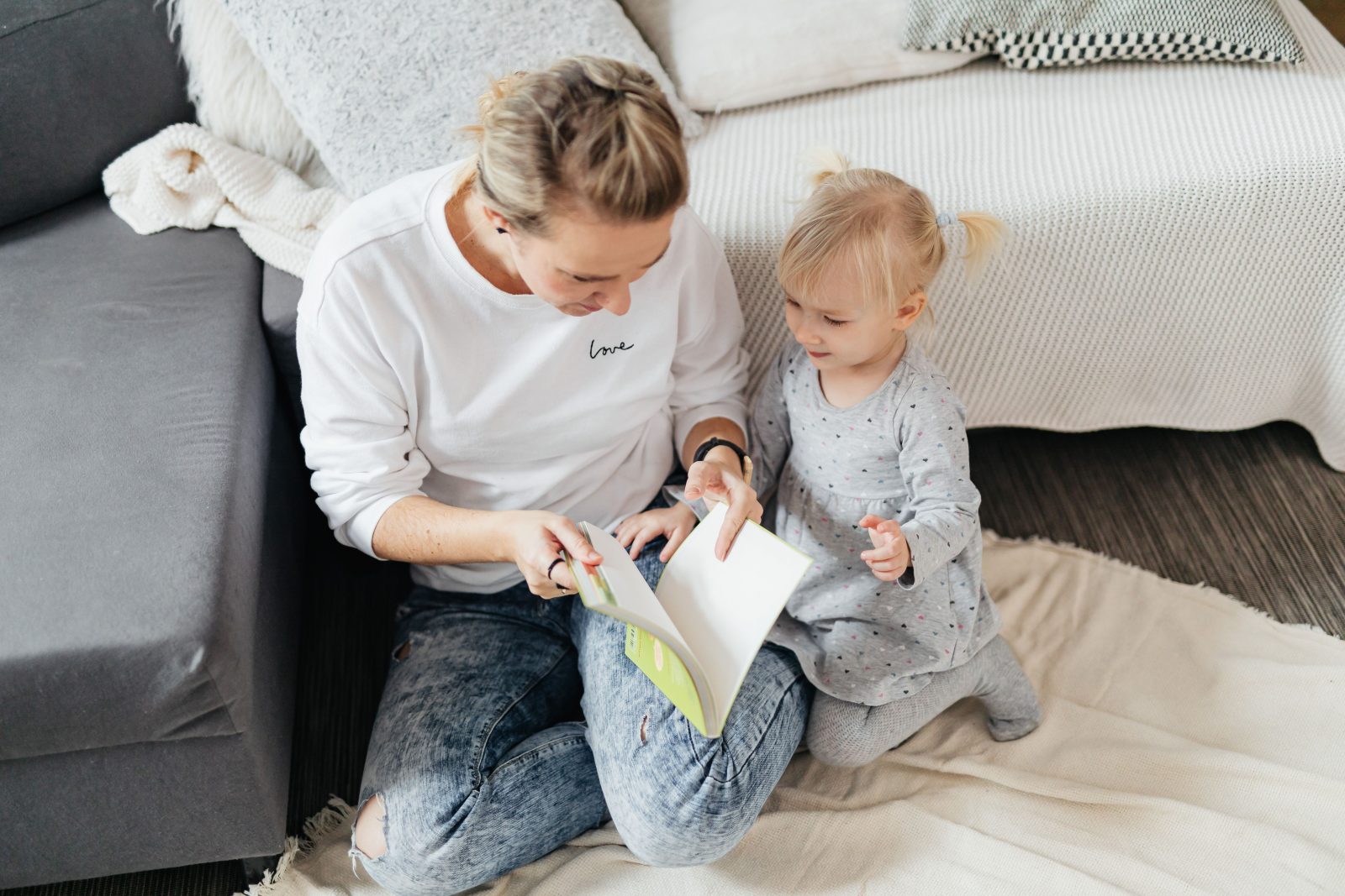 Sprachentwicklung im Familienalltag fördern: Meilensteine, Alltagstipps und wann Fachleute helfen