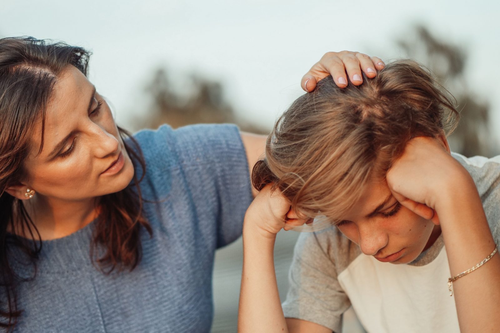 Wenn Kinder nach dem Tod fragen: Trauer in der Familie gemeinsam bewältigen