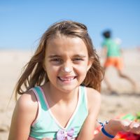 Sonnenschutz für Kinder: Worauf Eltern bei Ausflügen, Feriencamps und Familienurlaub achten sollten