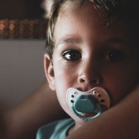 Schnuller und Daumenlutschen: Wann die Gewohnheit für Zähne und Kiefer wichtig wird