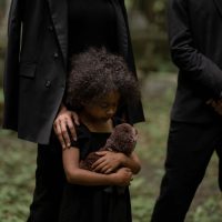Wenn der Tod in die Familie kommt: Kindern Abschied erklären und was Eltern jetzt entlastet