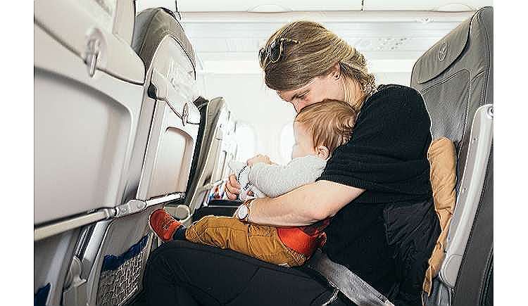 Tipps für das Fliegen mit Säuglingen und Kleinkindern